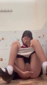 สาวนักเรียนไทยตัวเล็กหน้าเด็ก ใส่ชุดขาวซอยหีตัวเองโคตรมันในห้องน้ำ ครางลั่นหีฉ่ำน้ำเงี่ยน