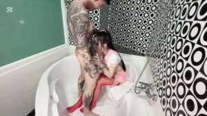 สาวนมโตผิวขาวคอสเพลย์ถูกควยใหญ่ซอยหีแตกในห้องน้ำ